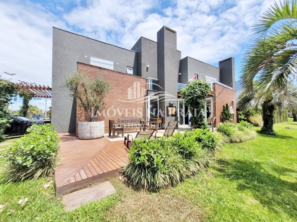 Casa em Condomínio no Acqualina Beach Village.