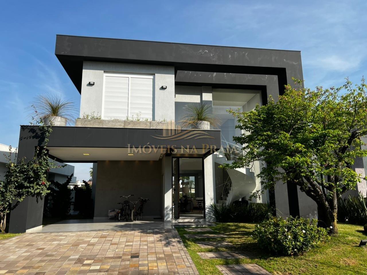 Casa em Condomínio no Malibu Beach Residence.
