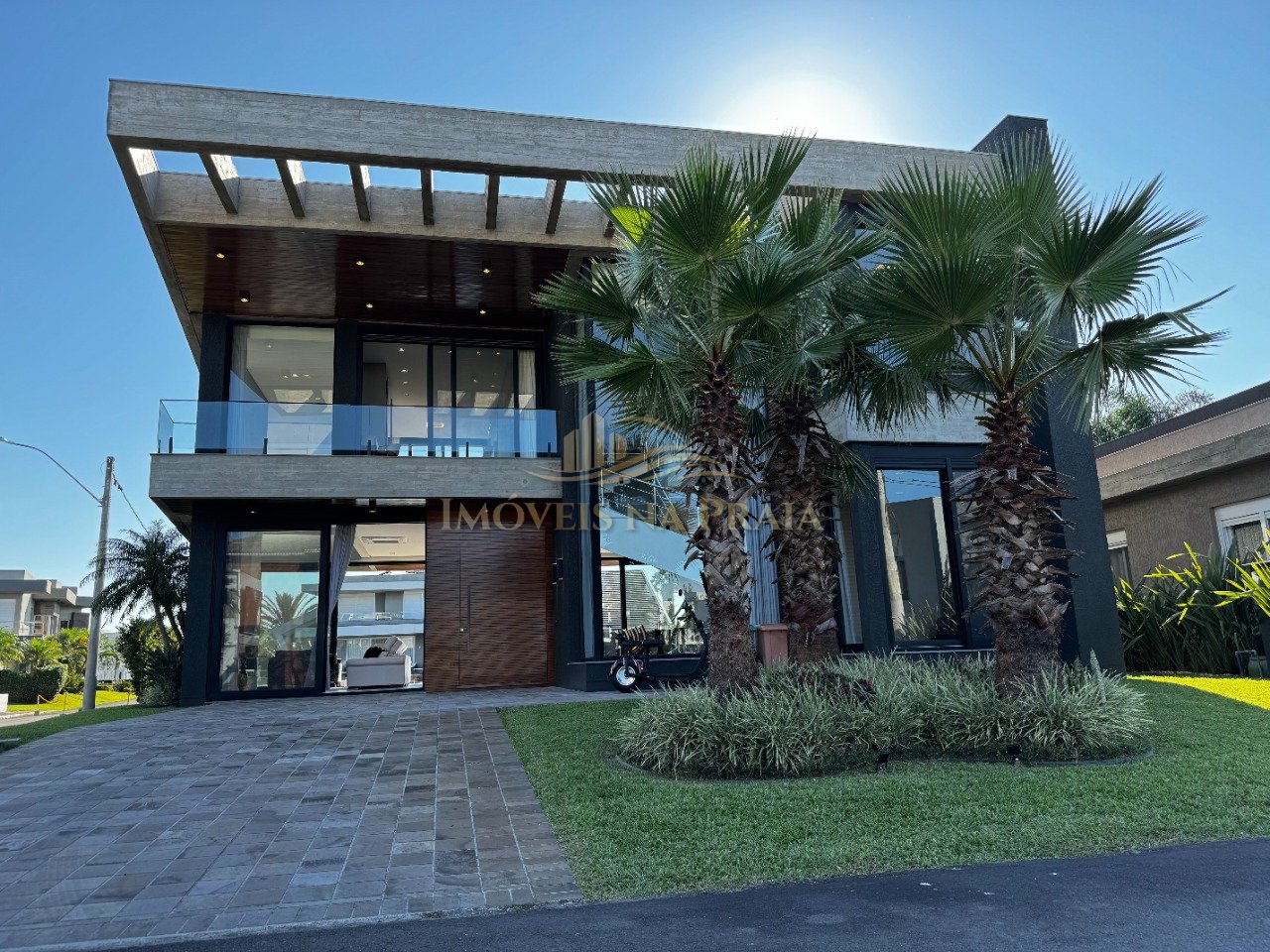 Casa em Condomínio no Malibu Beach Residence.