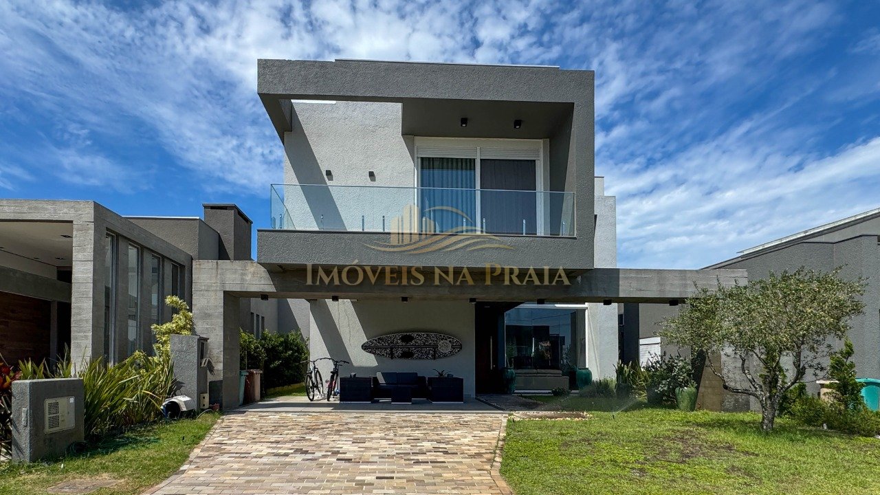 Casa em Condomínio no Riviera.