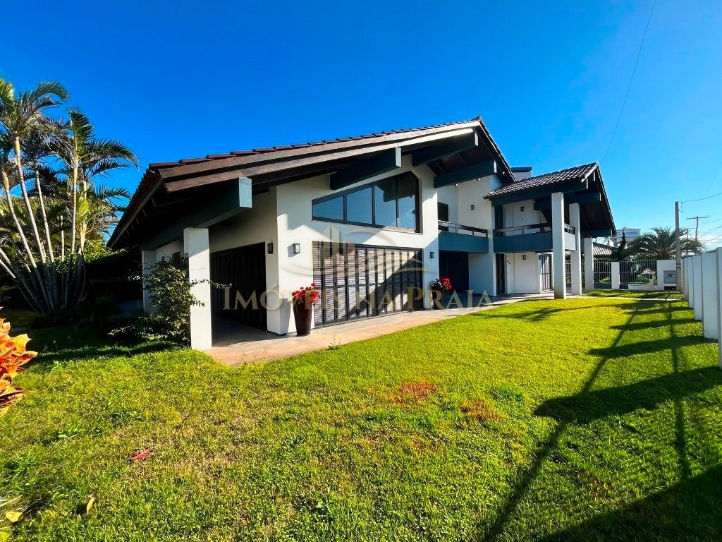 Casa com 7 dormitórios no Centro de Xangri-Lá.