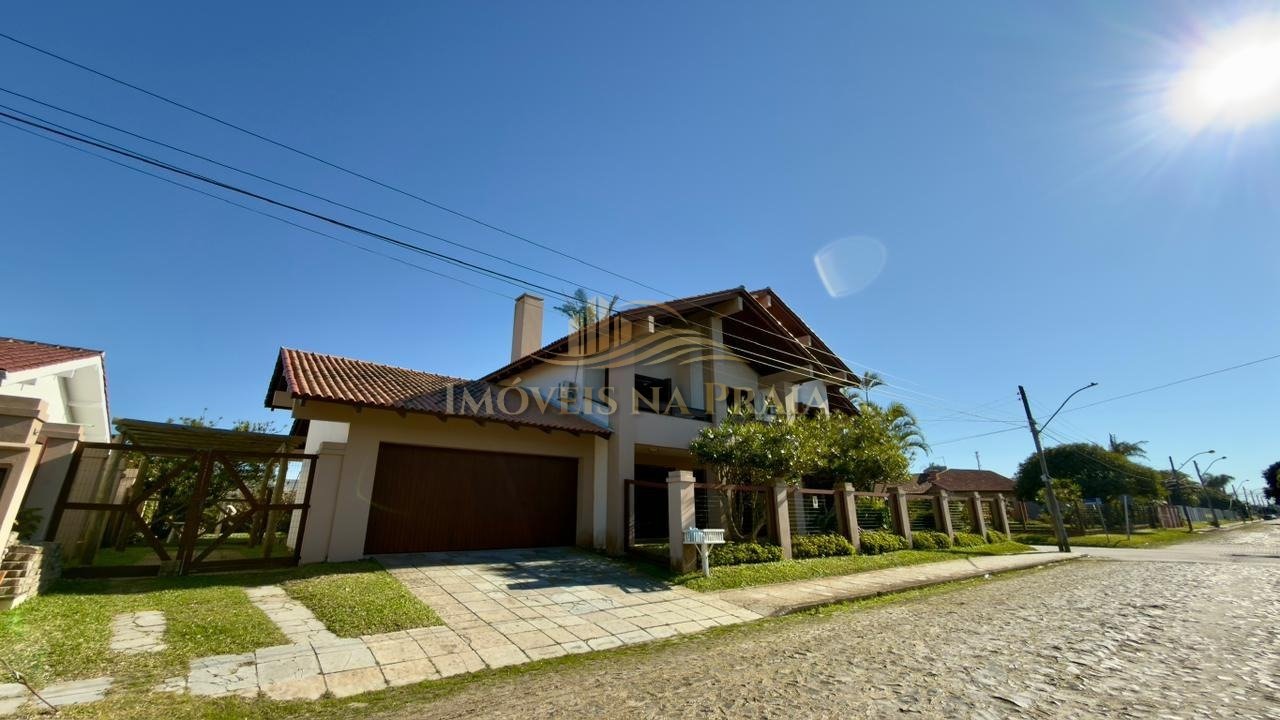Foto 2 — Sobrado à venda no centro de Xangri-lá.