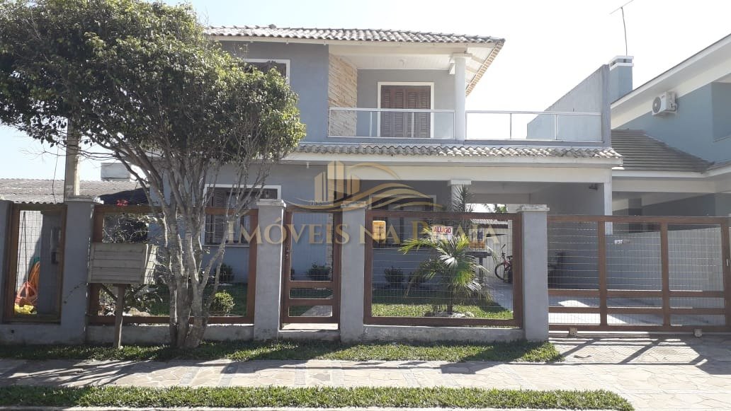 Sobrado á venda no centro de Xangri-lá.