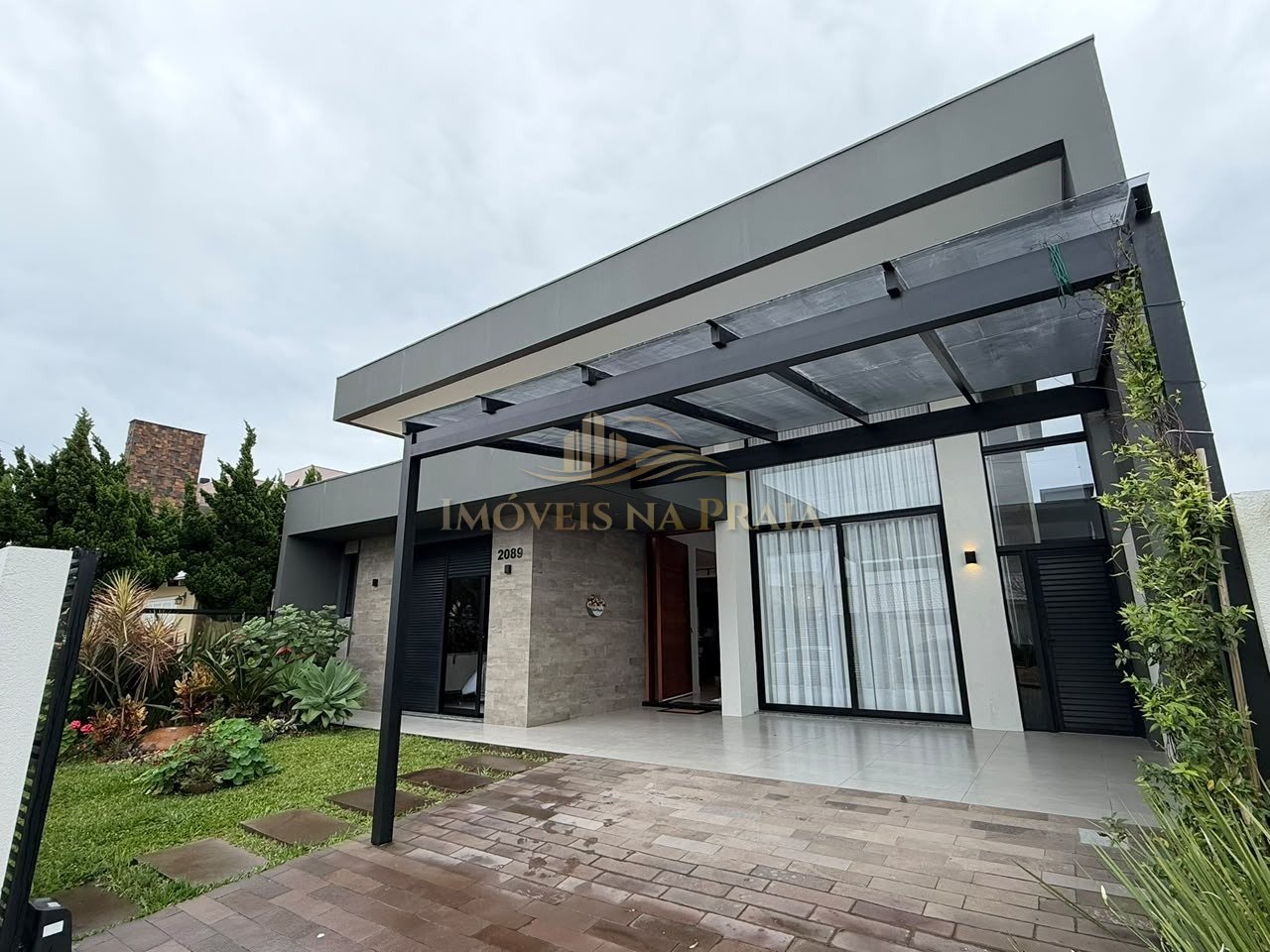 Casa com 4 dormitórios no centro de Xangri-Lá.