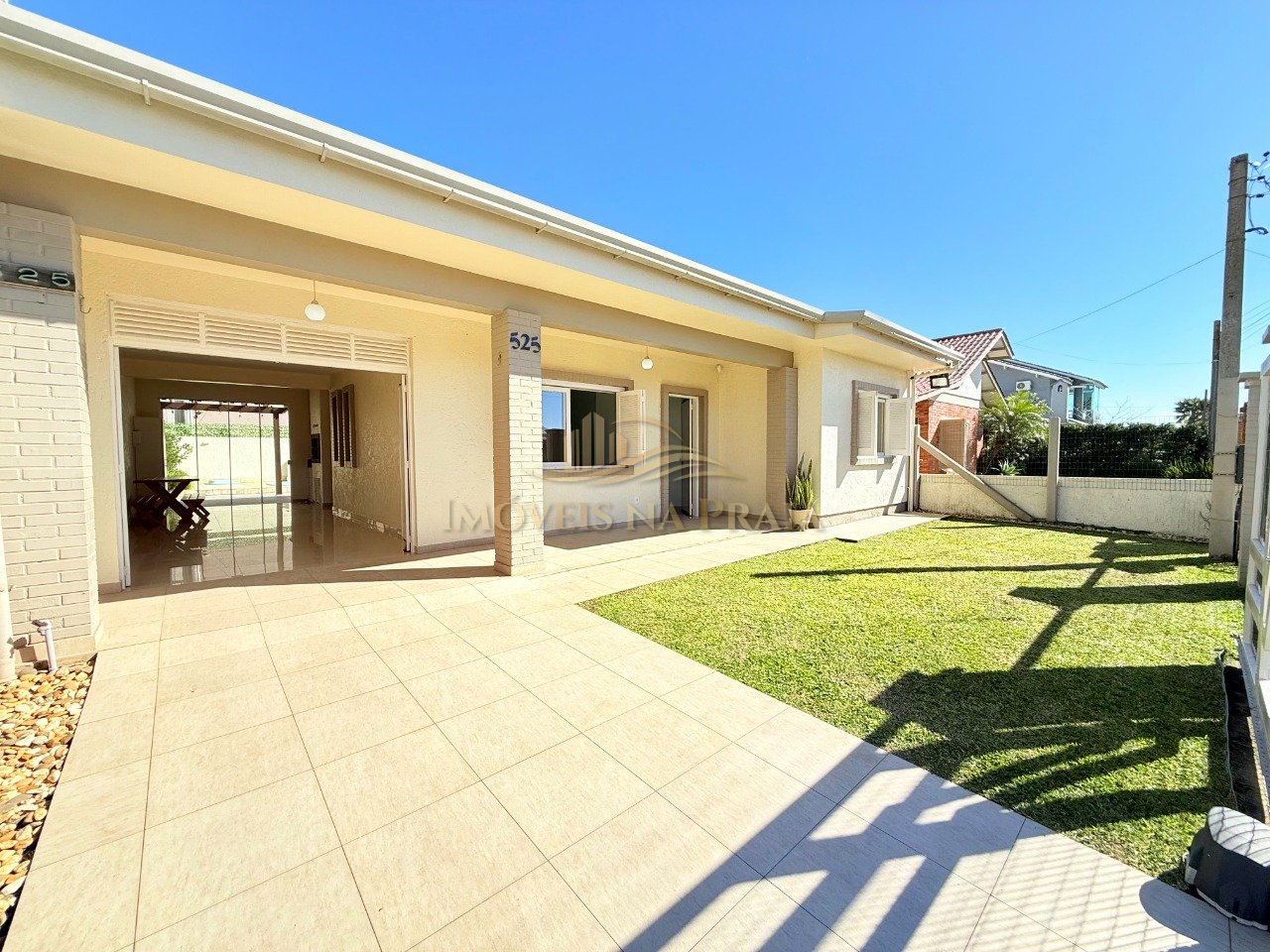 Casa com 3 dormitórios em Noiva do mar.