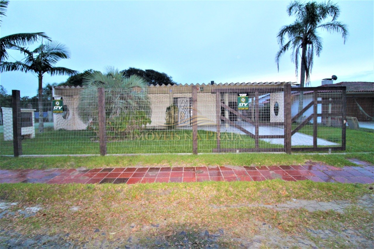 Casa com 4 dormitórios em Atlântida.