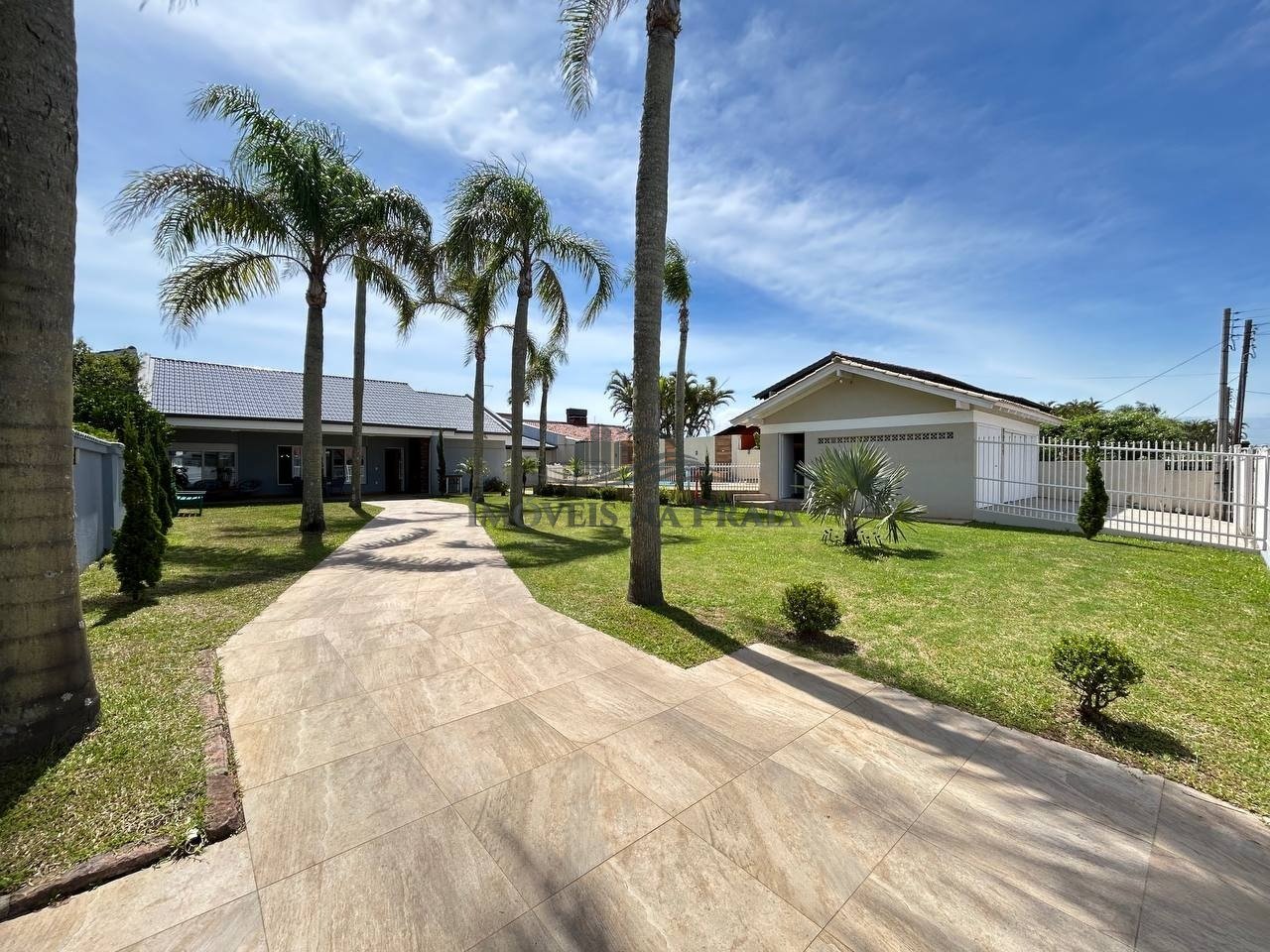 Casa com 4 dormitórios em Atlântida.