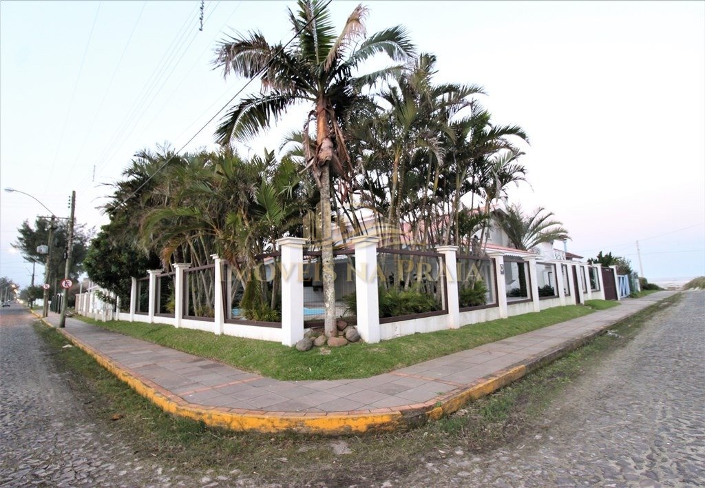 Foto 2 — Casa com 6 dormitórios em Atlântida.