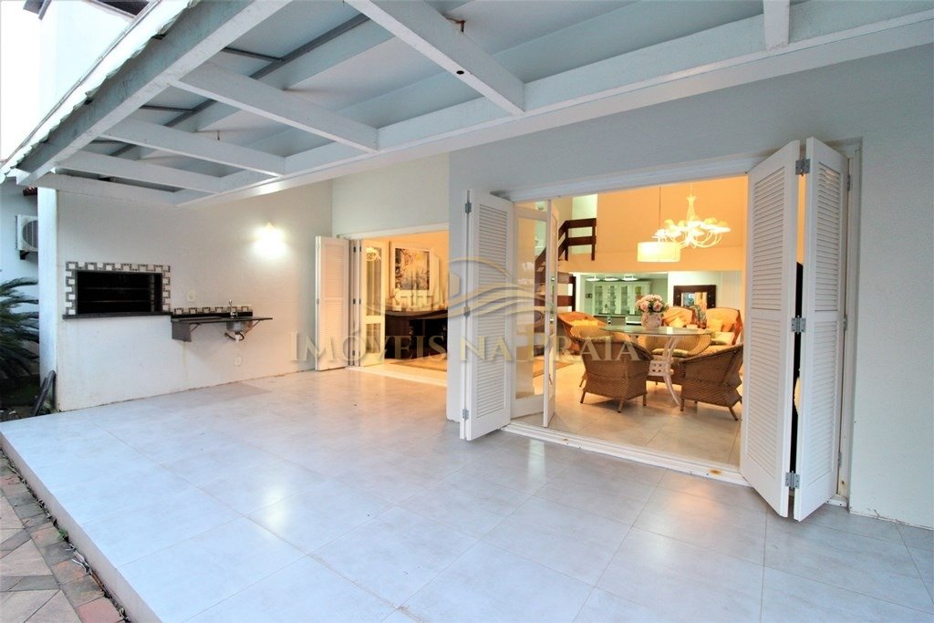 Foto 3 — Casa com 6 dormitórios em Atlântida.