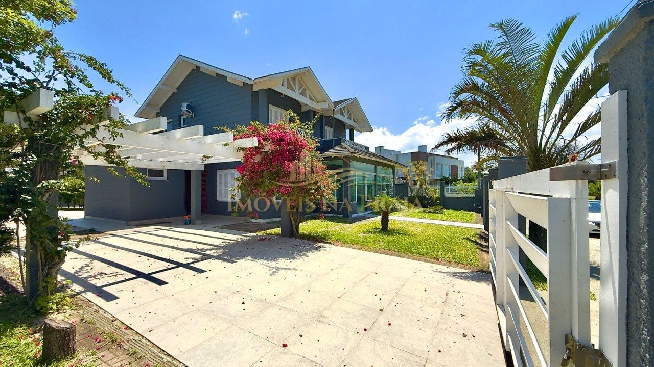 Casa com 4 dormitórios em Atlântida.
