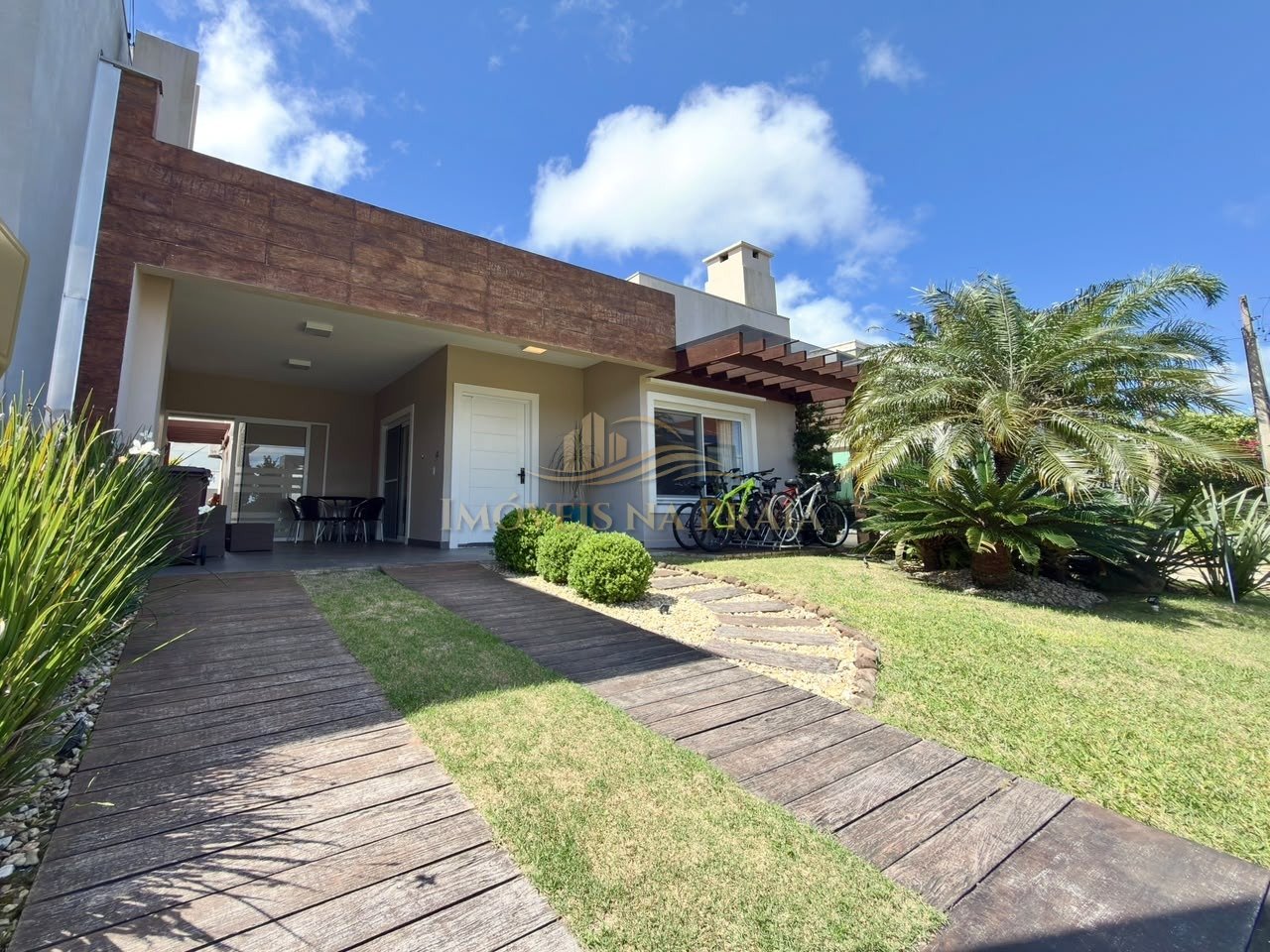 Casa 03 dormitórios em condomínio no Las Palmas !