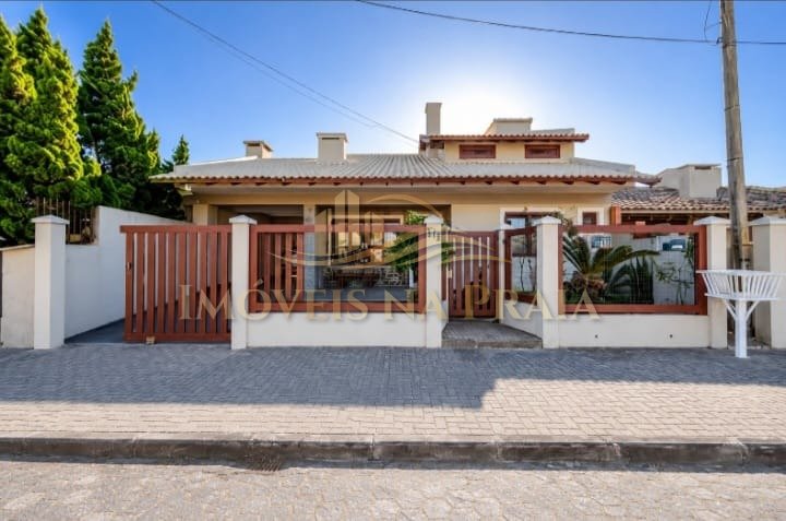 Casa com 04 dormitórios no centro de Xangri-lá !