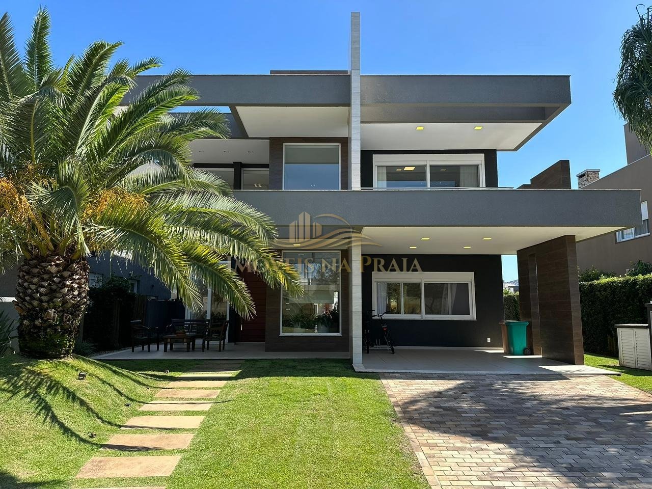 Casa em Condomínio no Malibu Beach Residence.
