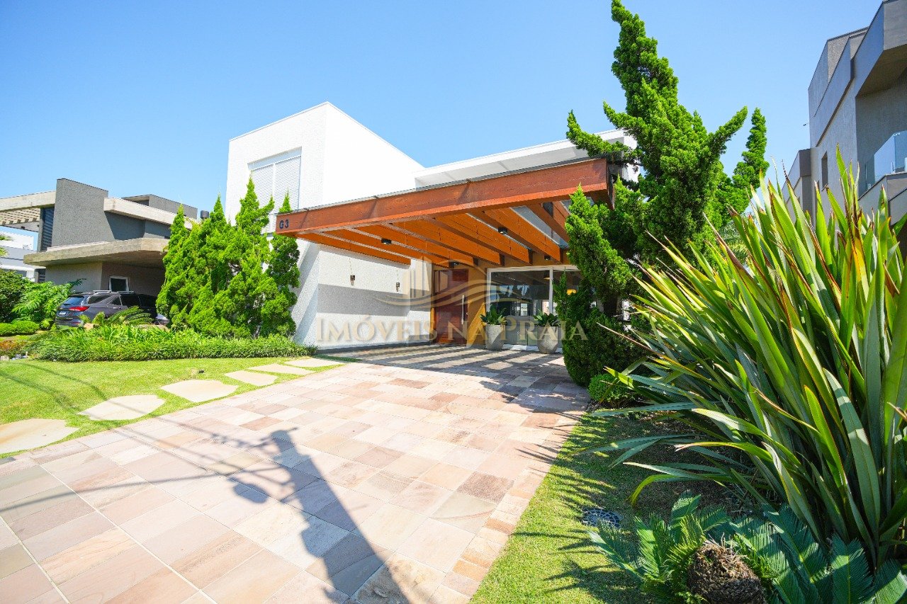 Casa em Condomínio no Malibu Beach Residence.