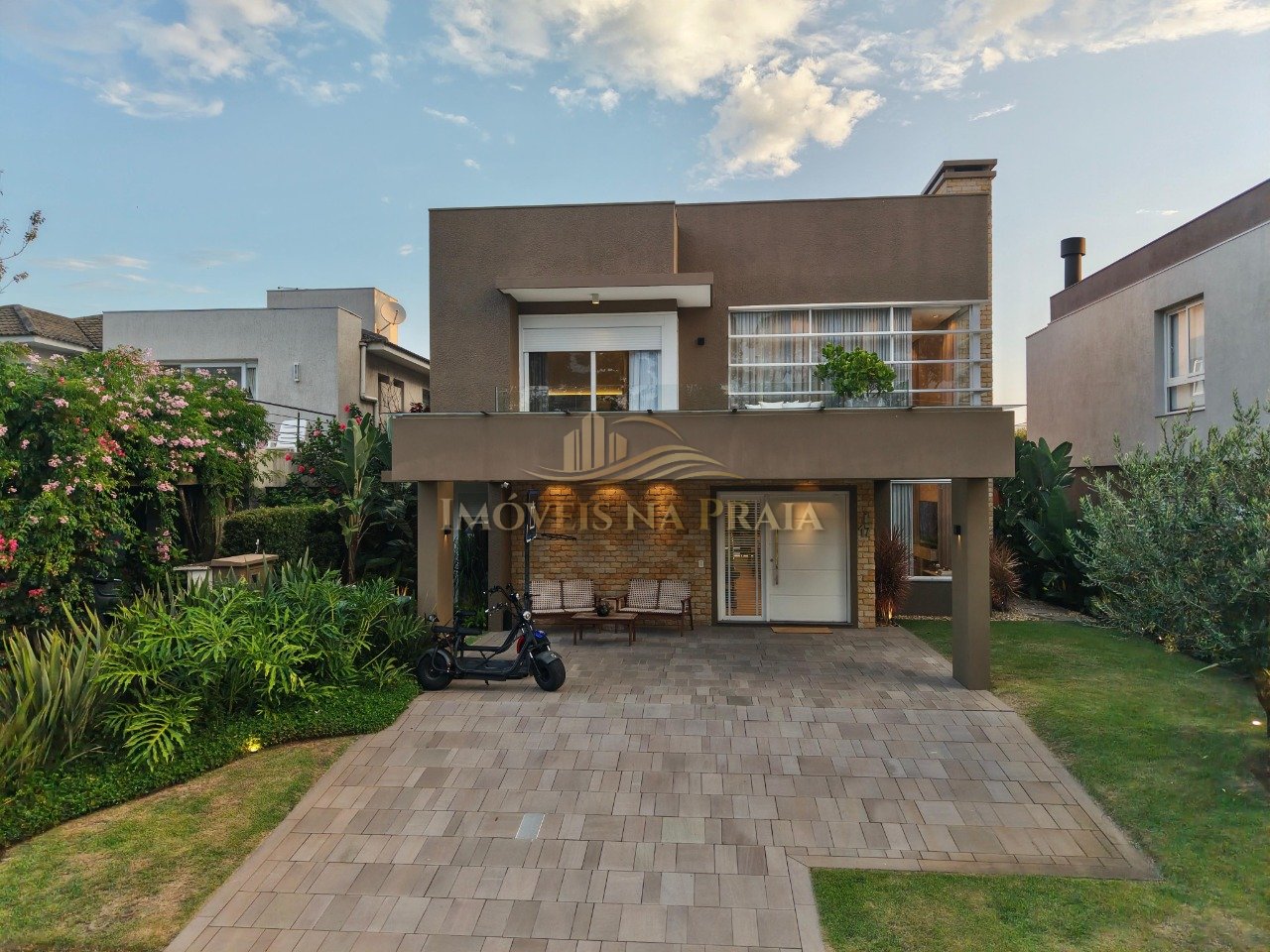 Casa em Condomínio no Malibu Beach Residence.
