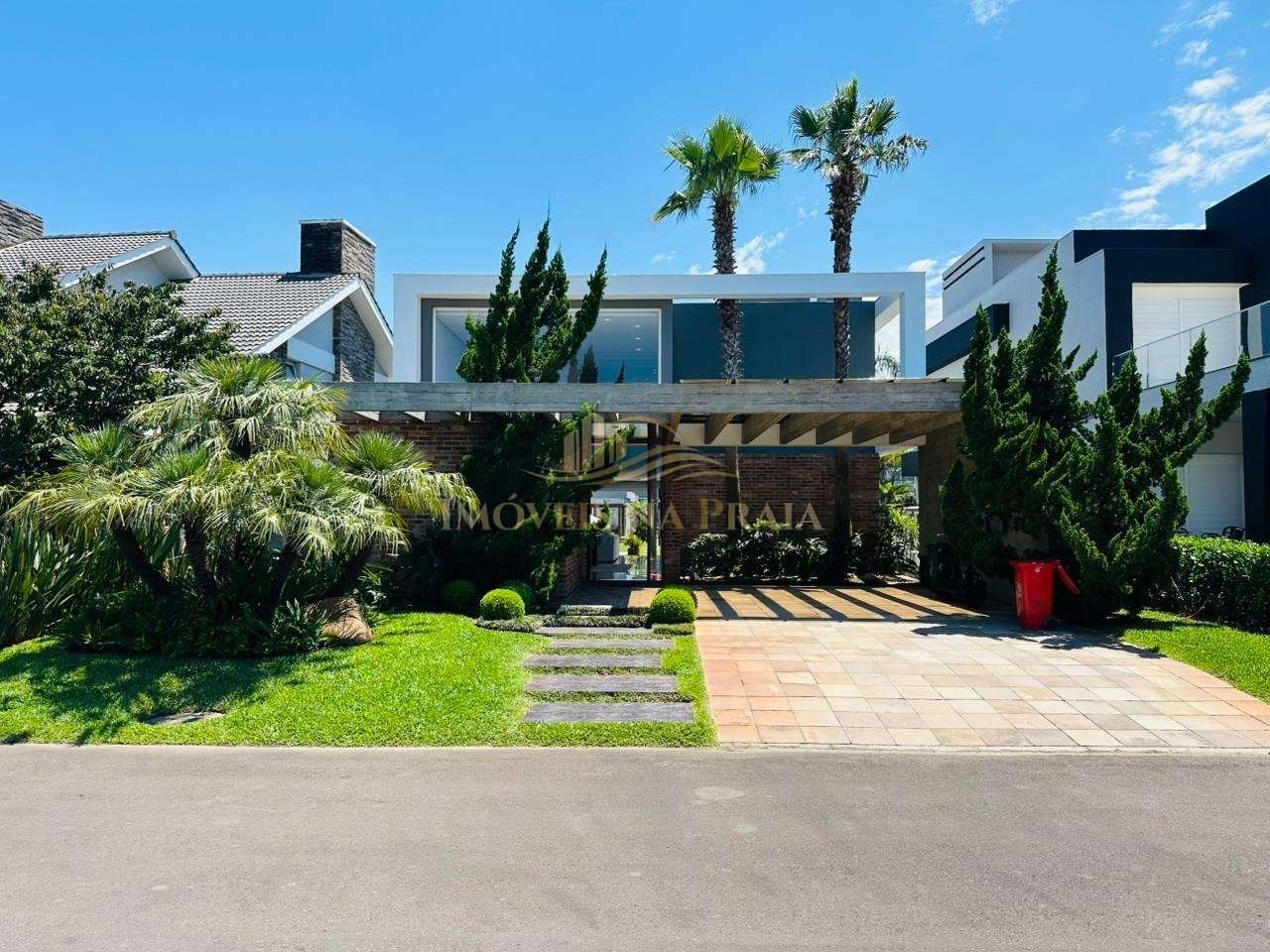 Casa em Condomínio no Malibu Beach Residence.