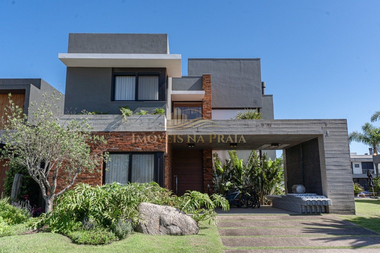 Casa em Condomínio no Malibu Beach Residence.