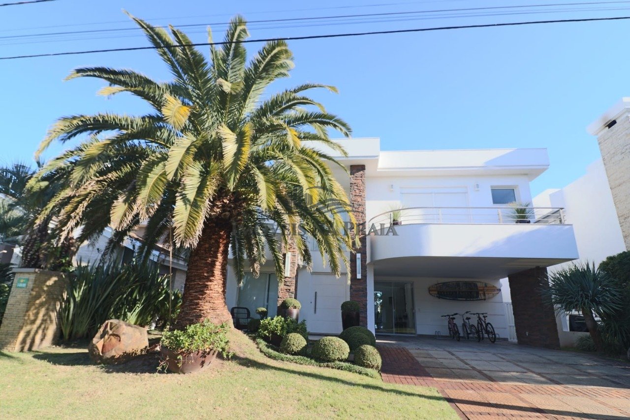 Casa em Condomínio no Bosques de Atlântida.