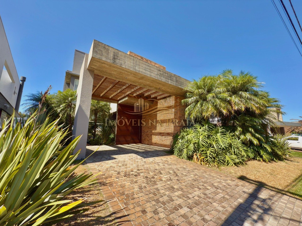 Casa em Condomínio no Malibu Beach Residence.