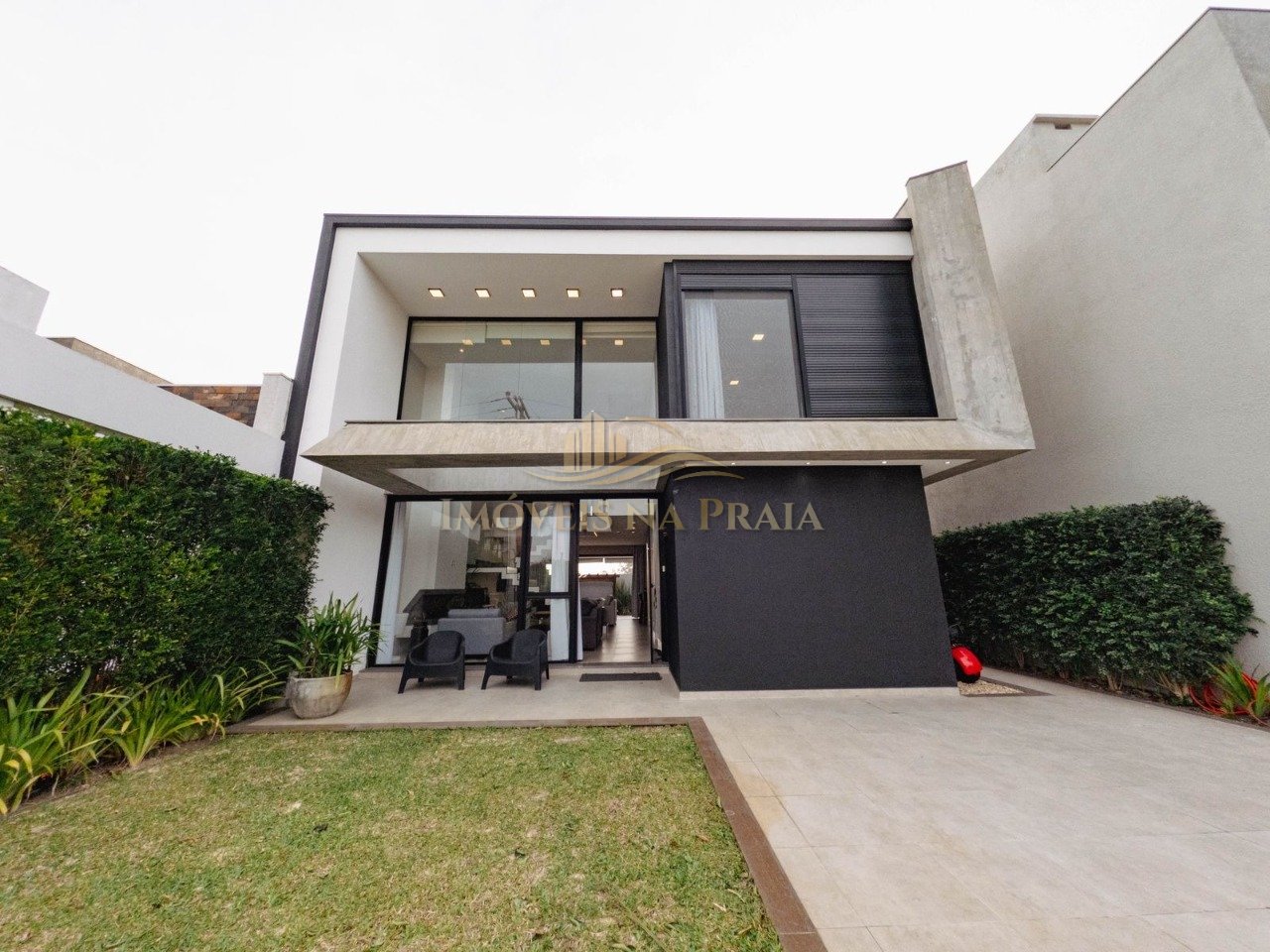 Casa em Condomínio no Malibu Beach Residence.