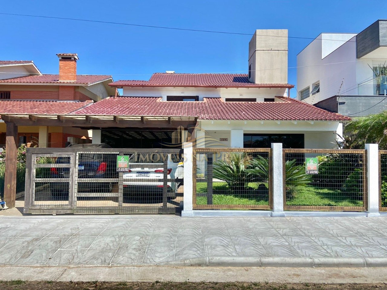 Casa com 6 dormitórios no Centro de Xangri-Lá.